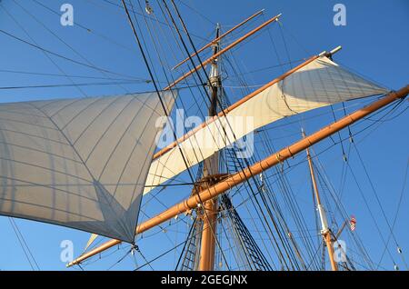 Segelansicht des Star of India das älteste aktive Segelschiff der Welt ein historisches Wahrzeichen Kaliforniens, das am Hafen von San Diego, Kalifornien, USA, angedockt ist. Stockfoto