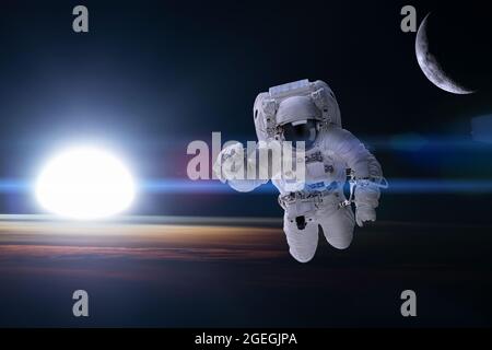Astronaut im Weltraum auf dem Hintergrund der Nachterde. Elemente dieses Bildes, die von der NASA eingerichtet wurden. Stockfoto