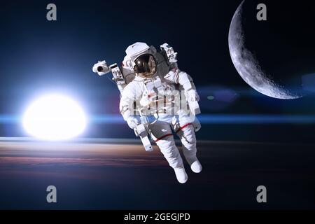 Astronaut im Weltraum auf dem Hintergrund der Nachterde. Elemente dieses Bildes, die von der NASA eingerichtet wurden. Stockfoto