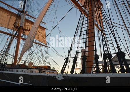 Landschaftlich reizvoller Blick auf Star of India das älteste aktive Segelschiff der Welt ein historisches Wahrzeichen Kaliforniens, das am Hafen von San Diego, Kalifornien, USA, angedockt ist. Stockfoto