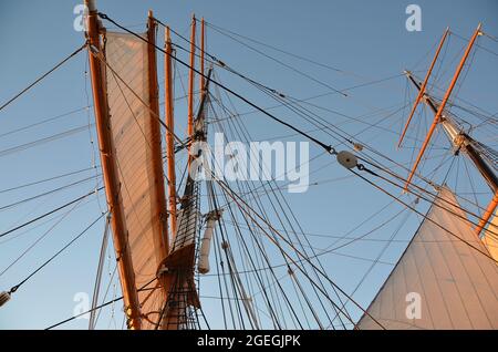 Segelansicht des Star of India das älteste aktive Segelschiff der Welt ein historisches Wahrzeichen Kaliforniens, das am Hafen von San Diego, Kalifornien, USA, angedockt ist. Stockfoto