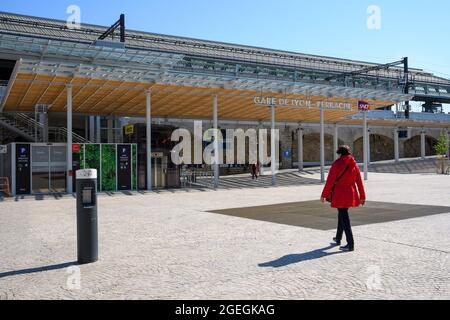 Lyon (Zentralfrankreich): Bahnhof Lyon Perrache, Außenansicht der Gebäude. Frau, Beifahrer auf dem Platz Stockfoto