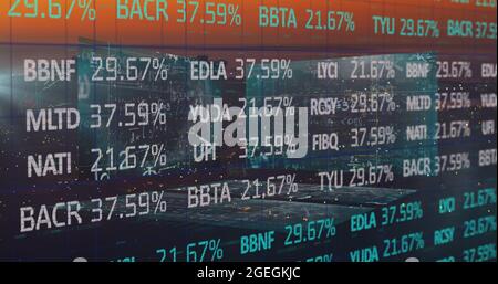 Finanzdaten und mathematische Gleichungen über die Stadt. Stockfoto