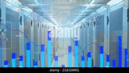 Statistische Datenverarbeitung und Rundscanner über die Welt zeigen gegen leeren Computerserverraum Stockfoto