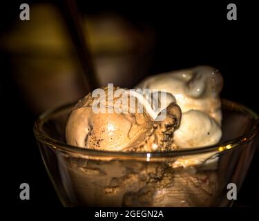 Tasse frisch zubereitetes hausgemachtes Eis, Nahaufnahme des Eises in einer Glastasse Stockfoto