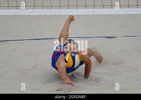 Prag, Tschechische Republik. August 2021. Der tschechische Beachvolleyballspieler Ondrej Perusic in Aktion während des Spiels der Beach Boleyball World Tour 2 Star 2021 gegen Artur Vasiljev und Robert Juchnevic aus Litauen am 20. August 2021 in Prag. Tschechische Republik. Quelle: Michal Kamaryt/CTK Photo/Alamy Live News Stockfoto