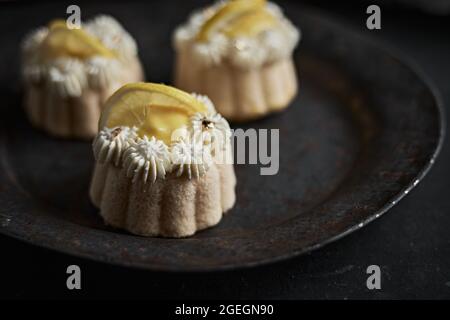 Mini Lemon Bundt Kuchen gekrönt mit Zitrone Stockfoto