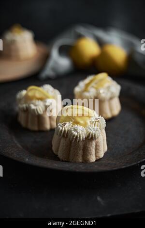 Mini Lemon Bundt Kuchen gekrönt mit Zitrone Stockfoto