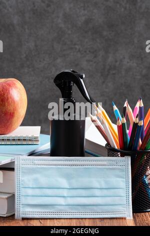 Zurück zur Schule Student Design-Konzept, Nahaufnahme von Papeterie über Holztisch Hintergrund mit Kopieplatz. Stockfoto