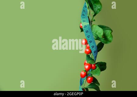 Frische Goji-Beeren und ein Maßband. Gewichtsverlust Konzept. Stockfoto