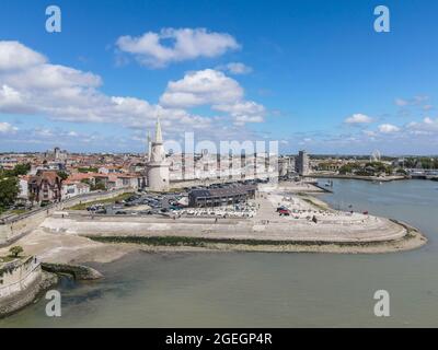 La Rochelle (Zentral-Ostfrankreich): Luftaufnahme der Türme und der Stadtmauern Stockfoto