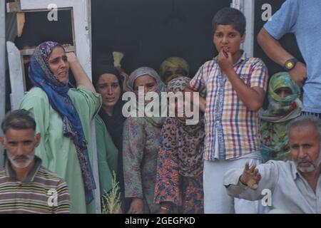 Pulwama, Indien. August 2021. Kaschmirische Frauen heulen in der Nähe eines Gunfight-Geländes im khrew-Gebiet des Distrikts Pulwama im von Indien besetzten Kaschmir. Nach Angaben der örtlichen Polizei wurden während dieser Operation zwei Militante getötet. (Foto von Muhammad Manan/Pacific Press) Quelle: Pacific Press Media Production Corp./Alamy Live News Stockfoto