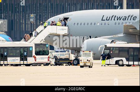 Langenhagen, Deutschland. August 2021. Auf dem Gelände des Flughafens Hannover-Langenhagen verlassen Menschen eine Airbus A310-Luftwaffe und steigen in Busse ein. Mehr Menschen, die aus Afghanistan in Sicherheit gebracht wurden, kamen mit einem Flugzeug an, das aus der usbekischen Hauptstadt Taschkent abgeflogen war. Quelle: Moritz Frankenberg/dpa/Alamy Live News Quelle: dpa picture Alliance/Alamy Live News Stockfoto