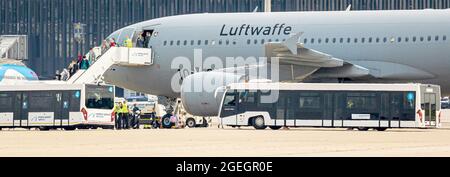 Langenhagen, Deutschland. August 2021. Auf dem Gelände des Flughafens Hannover-Langenhagen verlassen Menschen eine Airbus A310-Luftwaffe und steigen in Busse ein. Mehr Menschen, die aus Afghanistan in Sicherheit gebracht wurden, kamen mit einem Flugzeug an, das aus der usbekischen Hauptstadt Taschkent abgeflogen war. Quelle: Moritz Frankenberg/dpa/Alamy Live News Quelle: dpa picture Alliance/Alamy Live News Stockfoto