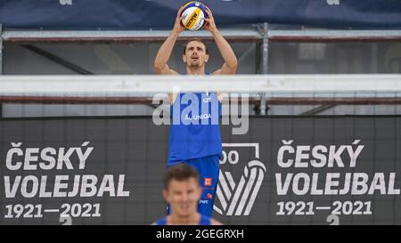 Prag, Tschechische Republik. August 2021. Der tschechische Beachvolleyballspieler Ondrej Perusic in Aktion während des Spiels der Beach Boleyball World Tour 2 Star 2021 gegen Artur Vasiljev und Robert Juchnevic aus Litauen am 20. August 2021 in Prag. Tschechische Republik. Quelle: Michal Kamaryt/CTK Photo/Alamy Live News Stockfoto