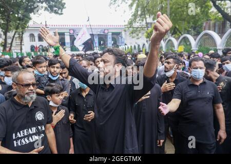 Dhaka, Bangladesch. August 2021. Schiitische Muslime aus Bangladesch haben Ashura mit Trauerritualen in Erinnerung an das Martyrium des Enkels des Propheten Imam Hossain in Karbala, Dhaka, Bangladesch, beobachtet, 20. August 2021. Sie brachten die Hauptprozession, die als Tazia oder das symbolische Mausoleum von Imam Hasan und Hossain bekannt ist, aus dem Hossaini Dalan Imambara des alten Dhaka heraus. Quelle: Abaca Press/Alamy Live News Stockfoto