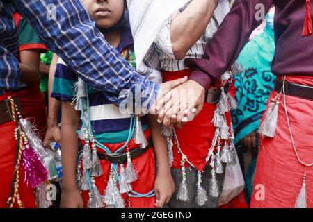 Dhaka, Bangladesch. August 2021. Schiitische Muslime aus Bangladesch haben Ashura mit Trauerritualen in Erinnerung an das Martyrium des Enkels des Propheten Imam Hossain in Karbala, Dhaka, Bangladesch, beobachtet, 20. August 2021. Sie brachten die Hauptprozession, die als Tazia oder das symbolische Mausoleum von Imam Hasan und Hossain bekannt ist, aus dem Hossaini Dalan Imambara des alten Dhaka heraus. Quelle: Abaca Press/Alamy Live News Stockfoto