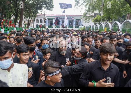 Dhaka, Bangladesch. August 2021. Schiitische Muslime aus Bangladesch haben Ashura mit Trauerritualen in Erinnerung an das Martyrium des Enkels des Propheten Imam Hossain in Karbala, Dhaka, Bangladesch, beobachtet, 20. August 2021. Sie brachten die Hauptprozession, die als Tazia oder das symbolische Mausoleum von Imam Hasan und Hossain bekannt ist, aus dem Hossaini Dalan Imambara des alten Dhaka heraus. Quelle: Abaca Press/Alamy Live News Stockfoto