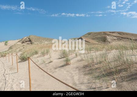 Blick auf Sanddünen vor blauem Himmel im Nagliai Naturschutzgebiet Stockfoto