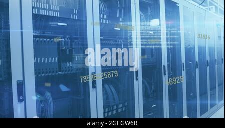 Bild von sich ändernden Zahlen und Datenverarbeitung über Computerservern im Technikraum Stockfoto