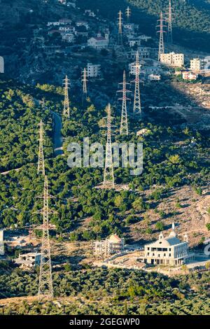 Übertragungsleitungen, die Dörfer im ländlichen Libanon durchschneiden Stockfoto
