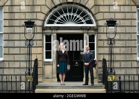 Edinburgh, Schottland, Großbritannien. August 2021. Edinburgh Schottland, Großbritannien August 20 2021. Die Mitvorsitzenden der schottischen Grünen, Lorna Slater und Patrick Harvie, kommen im Bute House an, wo sie voraussichtlich einen SNP- und Scottish Greens-Vertrag zur Energieverteilung ankündigen werden. Credit alamy Live News Credit: SST/Alamy Live News Stockfoto