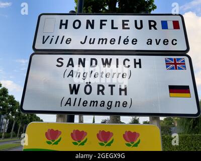 Honfleur, Frankreich - 28. Juli 2021: Honfleur ist eine französische Gemeinde im Département Calvados und ein berühmter Ferienort in der Normandie. Besonders bekannt für Stockfoto