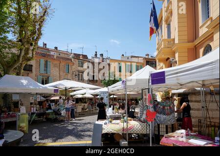 Vence (Südostfrankreich): Markttag auf dem Platz „Place Clemenceau“, vor dem Rathaus, im Herzen der mittelalterlichen Altstadt Stockfoto