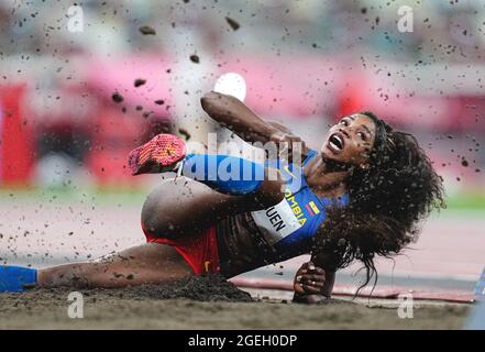 Caterine Ibargüen springt im Dreisprung bei den Olympischen Spielen 2020 in Tokio. Stockfoto