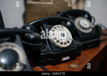 Black Vintage-Technologie der Drehscheibe Telefon. Nahaufnahme . Russische Buchstaben A, B, C Stockfoto