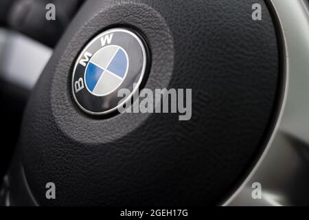 Kant, Kirgisistan - 20. August 2021 : BMW Lenkrad . Nahaufnahme des Logos Stockfoto