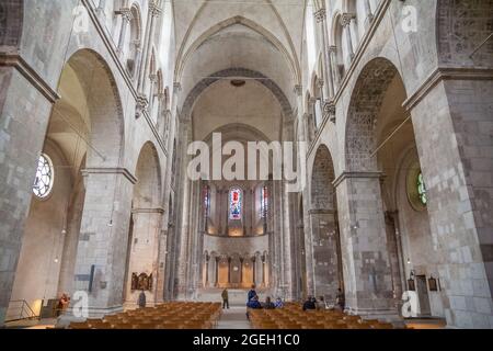 Schöner Blick in die Kirche des Großen Heiligen Martin, vom Kirchenschiff bis zum Chor. Besucher bewundern das restaurierte Innere des romanisch-katholischen... Stockfoto