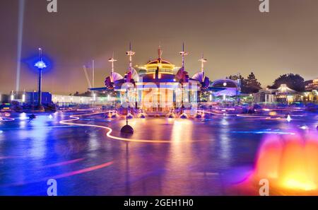 Foto einer beleuchteten Fahrt in Disney Tokyo Stockfoto