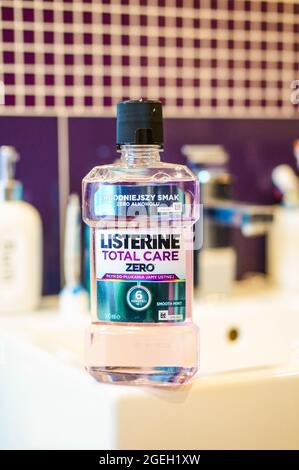 POZNAN, POLEN - 15. Jun 2016: Die Listerine Mundspülung in einer Plastikflasche mit dem verschwommenen Hintergrund Stockfoto