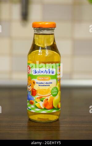 POZNAN, POLEN - 15. Jun 2016: Der Bobovita-Fruchtsaft für Kinder in einer Glasflasche mit verschwommenem Hintergrund Stockfoto