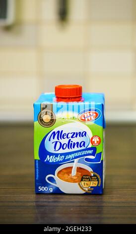 POZNAN, POLEN - 15. Jun 2016: Die Mlekovita Mleczna Dolina Kaffeemmilch in einer Schachtel mit dem verschwommenen Hintergrund Stockfoto