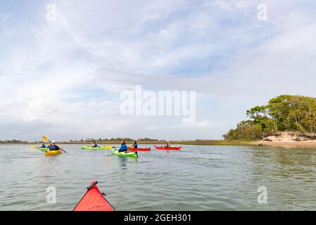 Kanufahren durch das sumpfige Delta des Wild Dunes Resorts auf der Isle of Palms, in der Nähe von Charleston, South Carolina, USA Stockfoto