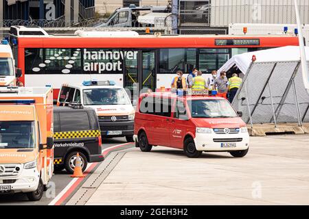 Langenhagen, Deutschland. August 2021. Feuerwehr- und Rettungsfahrzeuge fahren über das Gelände des Flughafens Hannover-Langenhagen. Mehr Menschen, die aus Afghanistan in Sicherheit gebracht wurden, kamen mit einem Flugzeug an, das aus der usbekischen Hauptstadt Taschkent abgeflogen war. Quelle: Moritz Frankenberg/dpa/Alamy Live News Quelle: dpa picture Alliance/Alamy Live News Stockfoto