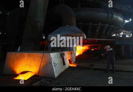 Shenyang, Chinas Provinz Liaoning. August 2021. Ein Mann arbeitet in einer Fabrik von Ansteel in der Stadt Anshan, nordöstlich der Provinz Liaoning, 19. August 2021. Die beiden größten Stahlhersteller Chinas, Ansteel und Ben Gang Group Corporation, haben am Freitag eine Vereinbarung geschlossen, um ihre Fusion und Umstrukturierung zu starten, die den drittgrößten Stahlhersteller der Welt schaffen wird. Quelle: Yang Qing/Xinhua/Alamy Live News Stockfoto