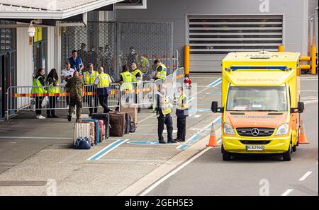 Langenhagen, Deutschland. August 2021. Taschen und Koffer stehen neben einem Krankenwagen auf dem Gelände des Flughafens Hannover-Langenhagen. Mehr Menschen, die aus Afghanistan in Sicherheit gebracht wurden, kamen mit einem Flugzeug an, das aus der usbekischen Hauptstadt Taschkent abgeflogen war. Quelle: Moritz Frankenberg/dpa - ACHTUNG: Nur im Vollformat verwenden/dpa/Alamy Live News Quelle: dpa picture Alliance/Alamy Live News Stockfoto