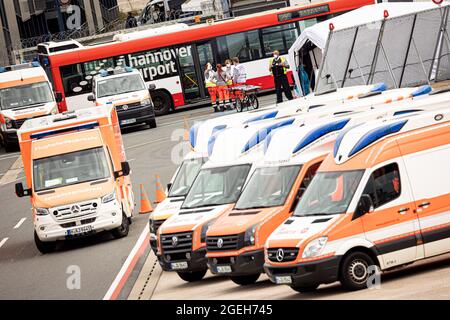 Langenhagen, Deutschland. August 2021. Rettungsfahrzeuge des Rettungsdienstes stehen auf dem Gelände des Flughafens Hannover-Langenhagen. Mehr Menschen, die aus Afghanistan in Sicherheit gebracht wurden, kamen mit einem Flugzeug aus der usbekischen Hauptstadt Taschkent an. Quelle: Moritz Frankenberg/dpa/Alamy Live News Stockfoto