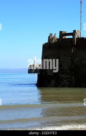 Blick auf den Leuchtturm am Hafenarm vom äußeren Hafen bei Ebbe im äußeren Hafen, Folkestone, Kent, England, Großbritannien Stockfoto