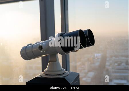 Fernglas auf der Aussichtsplattform eines Wolkenkratzers. Stockfoto