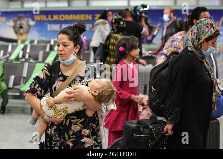Frankfurt, Deutschland. August 2021. Passagiere eines Lufthansa-Fluges, der Evakuierte aus Afghanistan bringt, treffen am 20. August 2021 am Frankfurter Flughafen ein. Quelle: Armando Babani/Xinhua/Alamy Live News Stockfoto