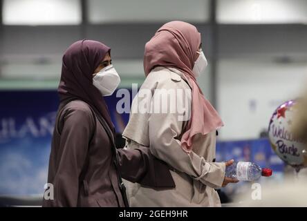 Frankfurt, Deutschland. August 2021. Passagiere eines Lufthansa-Fluges, der Evakuierte aus Afghanistan bringt, treffen am 20. August 2021 am Frankfurter Flughafen ein. Quelle: Armando Babani/Xinhua/Alamy Live News Stockfoto