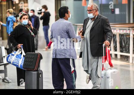 Frankfurt, Deutschland. August 2021. Passagiere eines Lufthansa-Fluges, der Evakuierte aus Afghanistan bringt, treffen am 20. August 2021 am Frankfurter Flughafen ein. Quelle: Armando Babani/Xinhua/Alamy Live News Stockfoto