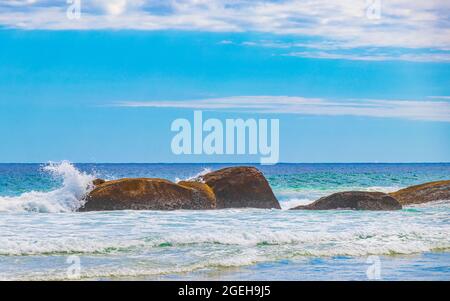 Starke Welle trifft riesige Felsen am herrlichen Strand Praia de Lopes Mendes auf der tropischen Insel Ilha Grande in Angra dos Reis Rio de Janeiro Brasilien. Stockfoto