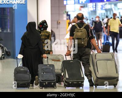 Frankfurt, Deutschland. August 2021. Passagiere eines Lufthansa-Fluges, der Evakuierte aus Afghanistan bringt, treffen am 20. August 2021 am Frankfurter Flughafen ein. Quelle: Armando Babani/Xinhua/Alamy Live News Stockfoto