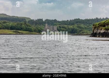 Dunvegan Castle gilt als das älteste besetzte Schloss in Nordschottland; es steht auf seinem felsigen Ausbiss am Ufer des Loch Dunvegan. Stockfoto