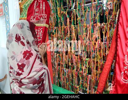 Nicht exklusiv: DHAKA, BANGLADESCH - 20. AUGUST: Eine schiitische Frau betet während des Trauertages zum Gedenken an den Ashura-Tag. Der zehnte Tag von Muharram ist Stockfoto